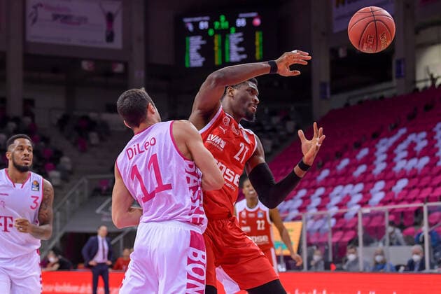 easyCredit BBL, Telekom Baskets Bonn vs Brose Bamberg, 13 03 2021 Shevon Thompson Brose Bamberg, 27, right in a duel with Anthony DiLeo Telekom Baskets Bonn, 11 , easyCredit BBL, Telekom Baskets Bonn vs Brose Bamberg on 13 03 2021 at Telekom Dome, Bonn Nordrhein Westfalen Copyright: xBEAUTIFULxSPORTS Mueller-Laschetx