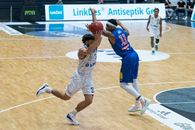 easyCredit Basketball Bundesliga, Hamburg, 13 03 2021 easyCredit Basketball Bundesliga, Hamburg Towers vs SYNTAINICS MBC, Max DiLeo 3 Hamburg Towers vs Kyndahl Hill 11 SYNTAINICS MBC Copyright: xBEAUTIFULxSPORTS Mohwinkelx
