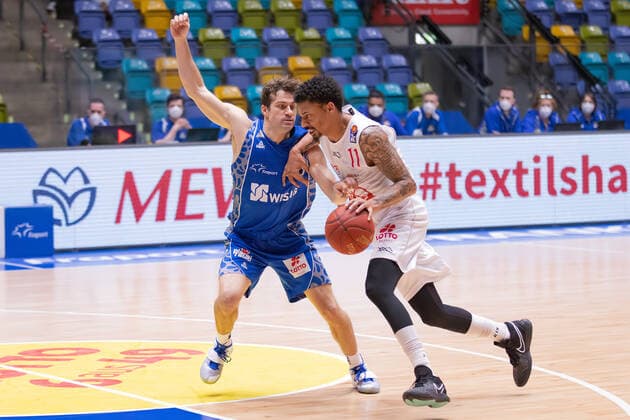 Fraport Skyliners JobStairs Giessen 46ers, easyCredit BBL Diante Maurice Garret Giessen, 11 tries to pass around Joe Rahon Fraport Skyliners, 18 Basketball match of the easyCredit BBL between Fraport Skyliners and JobStairs Giessen 46ers on 13 March 2021 at Fraport Arena in Frankfurt am Main , Frankfurt am Main Hesse Germany Fraport Arena