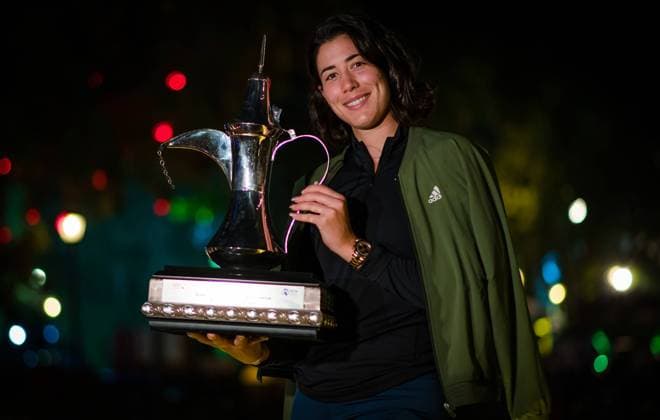Bilder des Jahres 2021, Sport 03 März Sport Themen der Woche KW10 Sport Bilder des Tages March 13, 2021, DUBAI, UNITED ARAB EMIRATES: Garbine Muguruza of Spain poses with the trophy after winning the 2021 Dubai Duty Free Tennis Championships WTA, Tennis Damen 1000 tournament DUBAI UNITED ARAB EMIRATES - ZUMAa181 20210313_zaa_a181_357 Copyright: xRobxPrangex