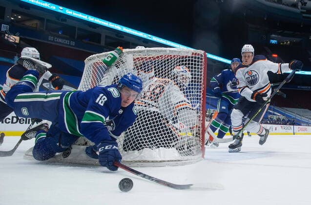 Bilder des Jahres 2021, Sport 03 März Sport Themen der Woche KW10 Sport Bilder des Tages March 13, 2021, Vancouver, BC, Canada: Vancouver Canucks Jake Virtanen (18) falls in front of Edmonton Oilers Ethan Bear (74) as he reaches for the puck while Jesse Puljujarvi, right, of Sweden, watches during the first period of an NHL, Eishockey Herren, USA hockey game in Vancouver, on Saturday, March 13, 2021. Canada News - March 13, 2021  - ZUMAc35_ 20210313_zaf_c35_139 Copyright: xDarrylxDyckx