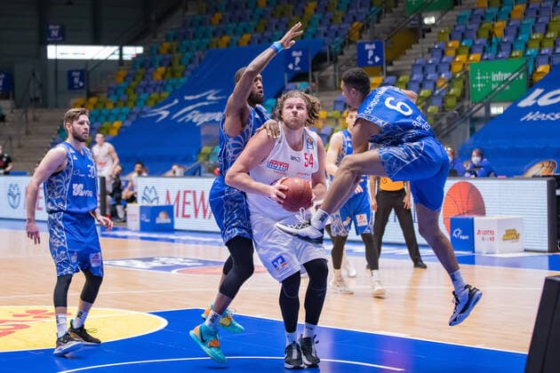 Fraport Skyliners JobStairs Giessen 46ers, easyCredit BBL John Bryant Giessen, 54 is prevented from throwing by Matt Mobley Fraport Skyliners, 1 and Len Adam Schoormann Fraport Skyliners, 6 On the left Jon Axel Gudmundsson Fraport Skyliners watches, 30 easyCredit BBL basketball match between Fraport Skyliners and JobStairs Giessen 46ers on 13 March 2021 at Fraport Arena in Frankfurt am Main , Frankfurt am Main Hesse Germany Fraport Arena