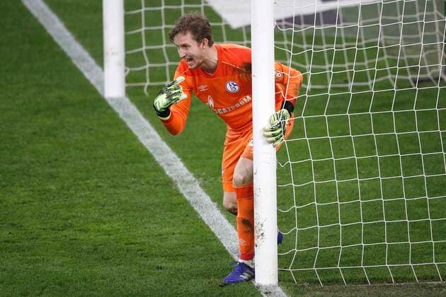 13.03.2021, Volkswagen Arena, Wolfsburg, Ligaspiel, 1. Bundesliga, VfL Wolfsburg vs FC Schalke 04, im Bild Frederik Roennow (23, Schalke) gibt Anweisungen und stellt die Mauer DFL regulations prohibit any use of photographs as image sequences and or quasi-video. VfL Wolfsburg vs FC Schalke 04 *** 13 03 2021, Volkswagen Arena, Wolfsburg, Ligaspiel, 1 Bundesliga, VfL Wolfsburg vs FC Schalke 04, in picture Frederik Roennow 23, Schalke gives instructions and puts up the wall DFL regulations prohibit any use of photographs as image sequences and or quasi video VfL Wolfsburg vs FC Schalke 04