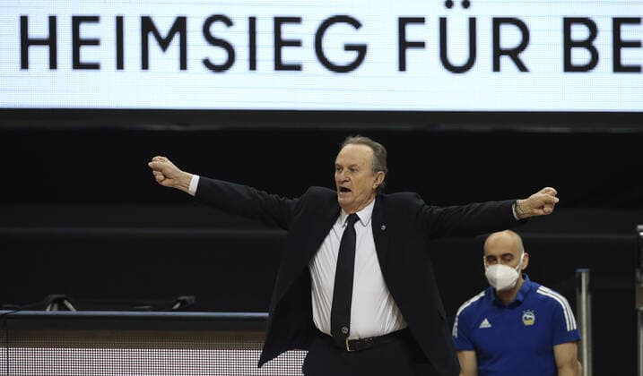 Coach Aito Garcia Reneses pointing, gesturing action upper body upper body sports basketball BBL Bundesliga men season 2020 2021 14 03 2021 ALBA Berlin vs BG Göttingen
