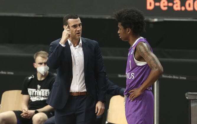 Coach Roel Moors talking showing Deishuan Booker Sport Basketball BBL Bundesliga Men Season 2020 2021 14 03 2021 ALBA Berlin vs BG Göttingen