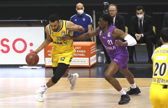 Johannes Thiemann, Tai Odiase action game scene duel sports basketball BBL Bundesliga men season 2020 2021 14 03 2021 ALBA Berlin vs BG Göttingen
