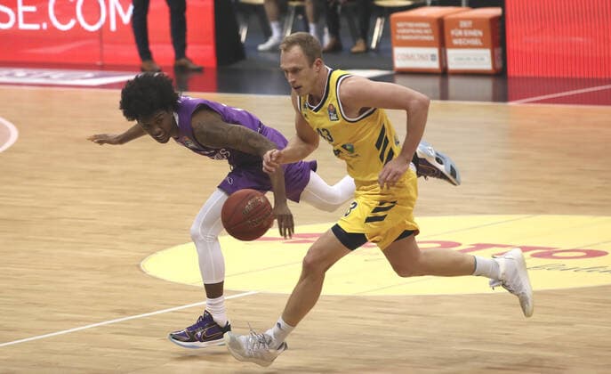 Deishuan Booker, Luke Sikma action game scene duel sports basketball BBL Bundesliga men season 2020 2021 14 03 2021 ALBA Berlin vs BG Göttingen