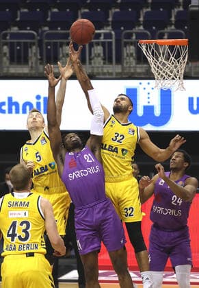 Niels Giffey, Tai Odiase, Johannes Thiemann Action Game Scene Duel Sports Basketball BBL Bundesliga Men Season 2020 2021 14 03 2021 ALBA Berlin vs BG Göttingen