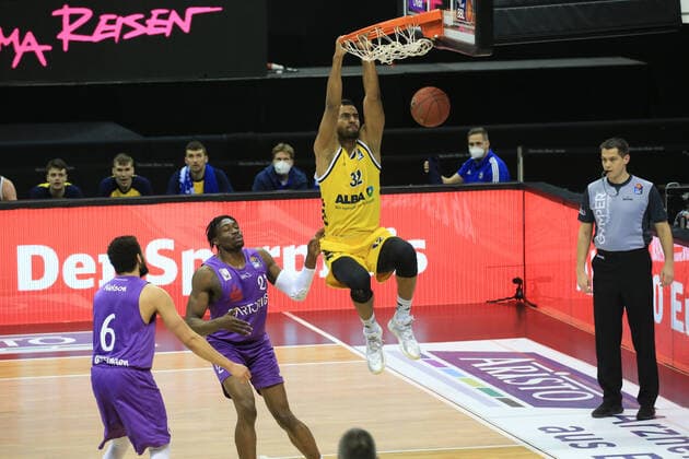 DEU, GER, 1 BBL, ALBA vs BG Goettingen, 14 03 2021, Mercedes Benz Arena, Berlin, DEU, GER, 1 BBL, ALBA vs BG Goettingen, in picture dunking of Johannes Thiemann ALBA Berlin 32 , Tai Odiase Goettingen 21 , Luke Nelson Goettingen 6 nordphotoxGmbHx xEngler nph00076
