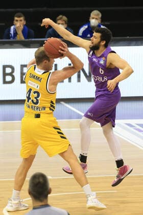 DEU, GER, 1 BBL, ALBA vs BG Goettingen, 14 03 2021, Mercedes Benz Arena, Berlin, DEU, GER, 1 BBL, ALBA vs BG Goettingen, in picture Luke Sikma ALBA Berlin 43 , Luke Nelson Goettingen 6 nordphotoxGmbHx xEngler nph00076