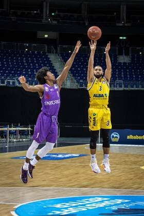 Basketball Berlin 14 03 2021 Season 2020 2021 1 Bundesliga easyCredit BBL Alba Berlin BG Göttingen Peyton Siva Alba Berlin, No 03 Deishuan Booker Göttingen, No 01