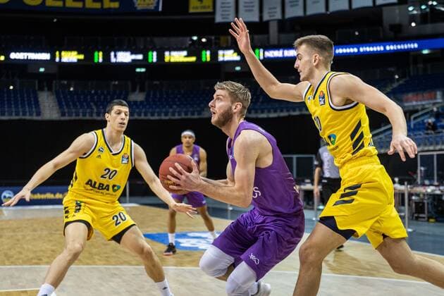 Basketball Berlin 14 03 2021 Season 2020 2021 1 Bundesliga easyCredit BBL Alba Berlin BG Göttingen Mathis Mönninghoff Göttingen, No 17 Tim Schneider Alba Berlin, No 10 Simone Fontecchio Alba Berlin, No 20