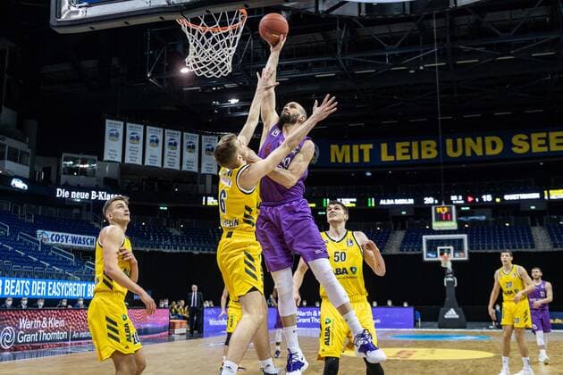 Basketball Berlin 14 03 2021 Season 2020 2021 1 Bundesliga easyCredit BBL Alba Berlin BG Göttingen Dennis Kramer Göttingen, No 10 Malte Delow Alba Berlin, No 06