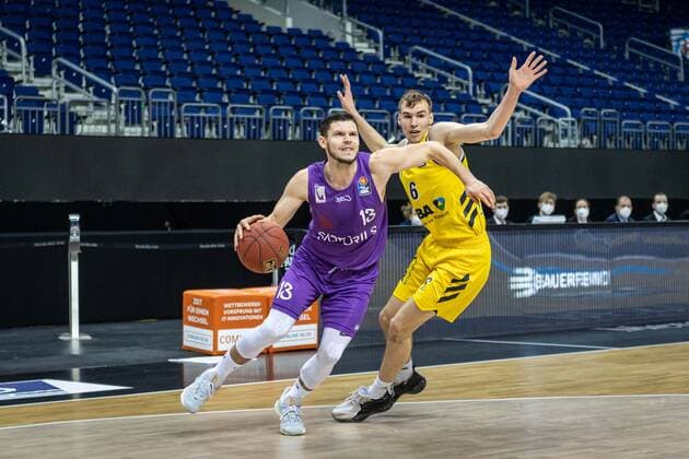 Basketball Berlin 14 03 2021 Season 2020 2021 1 Bundesliga easyCredit BBL Alba Berlin BG Göttingen Rihards Lomazs Göttingen, No 13 Malte Delow Alba Berlin, No 06