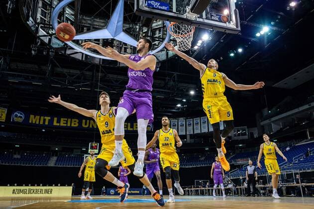 Basketball Berlin 14 03 2021 Season 2020 2021 1 Bundesliga easyCredit BBL Alba Berlin BG Göttingen Rihards Lomazs Göttingen, No 13 Niels Giffey Alba Berlin, No 05 Jonas Mattisseck Alba Berlin, No 09