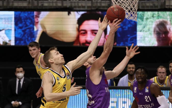 Niels Giffey, Rihards Lomazs action game scene duel sports basketball BBL Bundesliga men season 2020 2021 14 03 2021 ALBA Berlin vs BG Göttingen