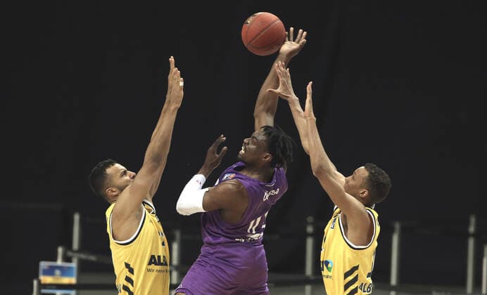 Johannes Thiemann, Tai Odiase, Louis Olinde Action Game Scene Duel Sports Basketball BBL Bundesliga Men Season 2020 2021 14 03 2021 ALBA Berlin vs BG Göttingen