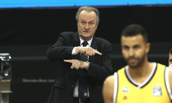 Coach Aito Garcia Reneses pointing, gesturing action upper body upper body sports basketball BBL Bundesliga men season 2020 2021 14 03 2021 ALBA Berlin vs BG Göttingen