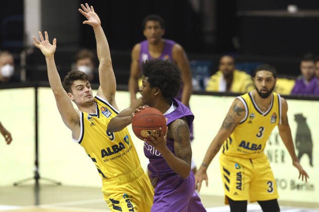 Jonas Mattissek, Deishuan Booker action game scene duel sports basketball BBL Bundesliga men season 2020 2021 14 03 2021 ALBA Berlin vs BG Göttingen