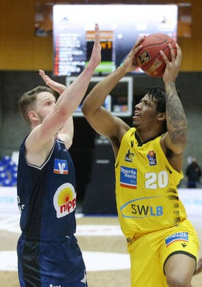 Ludwigsburg , Basketball easyCredit BBL Bundesliga , HAKRO Merlins Crailsheim vs MHP Riesen Ludwigsburg , from left Fabian Bleck Merlins Desi Rodriguez Riesen