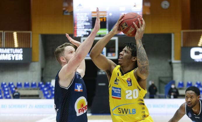 Ludwigsburg , Basketball easyCredit BBL Bundesliga , HAKRO Merlins Crailsheim vs MHP Riesen Ludwigsburg , from left Fabian Bleck Merlins Desi Rodriguez Riesen