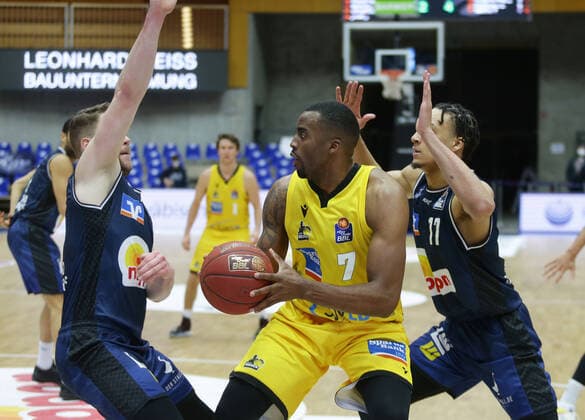 Ludwigsburg , Basketball easyCredit BBL Bundesliga , HAKRO Merlins Crailsheim vs MHP Riesen Ludwigsburg , from left Fabian Bleck Merlins Jamel McLean Riesen Jamuni McNeace Merlins