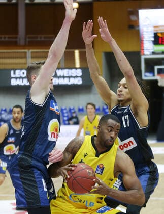 Ludwigsburg , Basketball easyCredit BBL Bundesliga , HAKRO Merlins Crailsheim vs MHP Riesen Ludwigsburg , from left Fabian Bleck Merlins Jamel McLean Riesen Jamuni McNeace Merlins ,