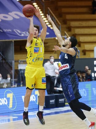 Ludwigsburg , Basketball easyCredit BBL Bundesliga , HAKRO Merlins Crailsheim vs MHP Riesen Ludwigsburg , from left Jordan Hulls Giants Nimrod Hilliard Merlins