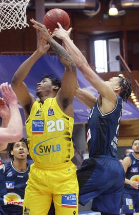 Ludwigsburg , Basketball easyCredit BBL Bundesliga , HAKRO Merlins Crailsheim vs MHP Riesen Ludwigsburg , from left Desi Rodriguez Riesen Jamuni McNeace Merlins