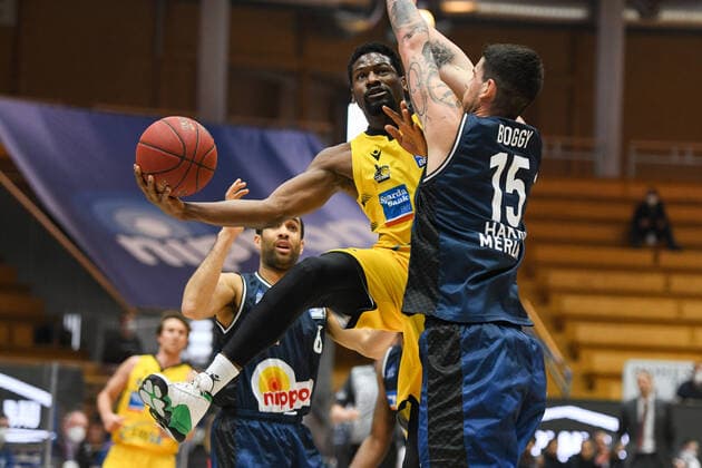 Yorman Polas Bartolo MHP Riesen Ludwigsburg at the basket against Bogdan Radosavljevic HAKRO Merlins Crailsheim , GER, HAKRO Merlins Crailsheim vs MHP Riesen Ludwigsburg, 14 03 2021, 23 Spieltag easycredit Basketball Bundesliga, Spielzeit 2020 2021 GER, HAKRO Merlins Crailsheim vs MHP Riesen Ludwigsburg, 14 03 2021, 23 Spieltag easycredit Basketball Bundesliga, Spielzeit 2020 2021 Crailsheim Copyright: xEibnerxPressefoto MichaelxMemmlerx EP_MMR