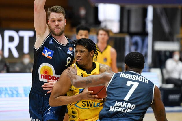 Desi Rodriguez MHP Riesen Ludwigsburg in a duel with Haywood Highsmith HAKRO Merlins Crailsheim and Fabian Bleck HAKRO Merlins Crailsheim , GER, HAKRO Merlins Crailsheim vs MHP Riesen Ludwigsburg, 14 03 2021, 23 Spieltag easycredit Basketball Bundesliga, Spielzeit 2020 2021 GER, HAKRO Merlins Crailsheim vs MHP Riesen Ludwigsburg, 14 03 2021, 23 Spieltag easycredit Basketball Bundesliga, Spielzeit 2020 2021 Crailsheim Copyright: xEibnerxPressefoto MichaelxMemmlerx EP_MMR