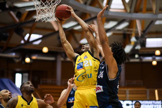 Tremmell Darden MHP Riesen Ludwigsburg at the basket against Jeremy Jones HAKRO Merlins Crailsheim , GER, HAKRO Merlins Crailsheim vs MHP Riesen Ludwigsburg, 14 03 2021, 23 Spieltag easycredit Basketball Bundesliga, Spielzeit 2020 2021 GER, HAKRO Merlins Crailsheim vs MHP Riesen Ludwigsburg, 14 03 2021, 23 Spieltag easycredit Basketball Bundesliga, Spielzeit 2020 2021 Crailsheim Copyright: xEibnerxPressefoto MichaelxMemmlerx EP_MMR