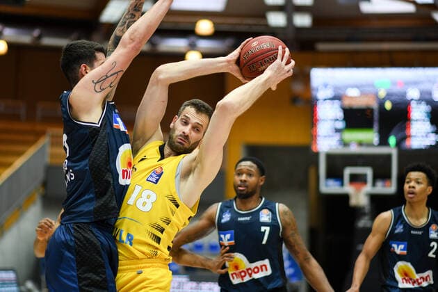 Jonas Wohlfarth Bottermann MHP Riesen Ludwigsburg in a duel with Bogdan Radosavljevic HAKRO Merlins Crailsheim , GER, HAKRO Merlins Crailsheim vs MHP Riesen Ludwigsburg, 14 03 2021, 23 Spieltag easycredit Basketball Bundesliga, Spielzeit 2020 2021 GER, HAKRO Merlins Crailsheim vs MHP Riesen Ludwigsburg, 14 03 2021, 23 Spieltag easycredit Basketball Bundesliga, Spielzeit 2020 2021 Crailsheim Copyright: xEibnerxPressefoto MichaelxMemmlerx EP_MMR
