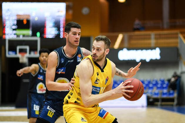 Jonas Wohlfarth Bottermann MHP Riesen Ludwigsburg in a duel with Bogdan Radosavljevic HAKRO Merlins Crailsheim , GER, HAKRO Merlins Crailsheim vs MHP Riesen Ludwigsburg, 14 03 2021, 23 Spieltag easycredit Basketball Bundesliga, Spielzeit 2020 2021 GER, HAKRO Merlins Crailsheim vs MHP Riesen Ludwigsburg, 14 03 2021, 23 Spieltag easycredit Basketball Bundesliga, Spielzeit 2020 2021 Crailsheim Copyright: xEibnerxPressefoto MichaelxMemmlerx EP_MMR