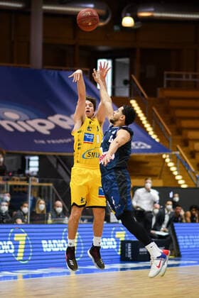 Jordan Hulls MHP Riesen Ludwigsburg throwing in a duel with Nimrod Hilliard HAKRO Merlins Crailsheim , GER, HAKRO Merlins Crailsheim vs MHP Riesen Ludwigsburg, 14 03 2021, 23 Spieltag easycredit Basketball Bundesliga, Spielzeit 2020 2021 GER, HAKRO Merlins Crailsheim vs MHP Riesen Ludwigsburg, 14 03 2021, 23 Spieltag easycredit Basketball Bundesliga, Spielzeit 2020 2021 Crailsheim Copyright: xEibnerxPressefoto MichaelxMemmlerx EP_MMR