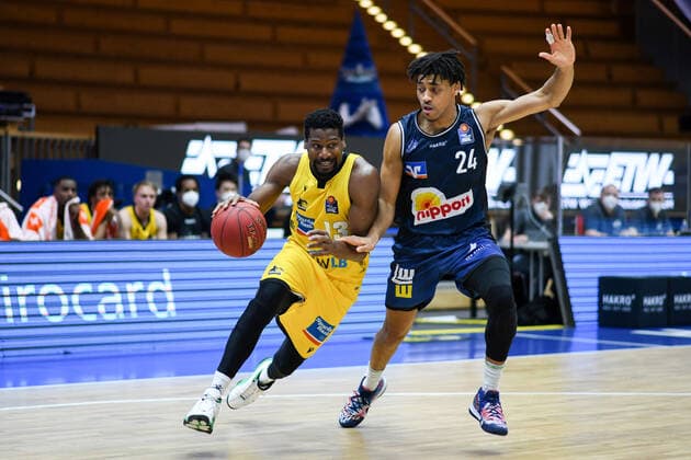 Yorman Polas Bartolo MHP Riesen Ludwigsburg in a duel with Jeremy Jones HAKRO Merlins Crailsheim , GER, HAKRO Merlins Crailsheim vs MHP Riesen Ludwigsburg, 14 03 2021, 23 Spieltag easycredit Basketball Bundesliga, Spielzeit 2020 2021 GER, HAKRO Merlins Crailsheim vs MHP Riesen Ludwigsburg, 14 03 2021, 23 Spieltag easycredit Basketball Bundesliga, Spielzeit 2020 2021 Crailsheim Copyright: xEibnerxPressefoto MichaelxMemmlerx EP_MMR