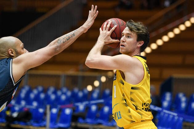 Jordan Hulls MHP Riesen Ludwigsburg in a duel with Maurice Stuckey HAKRO Merlins Crailsheim , GER, HAKRO Merlins Crailsheim vs MHP Riesen Ludwigsburg, 14 03 2021, 23 Spieltag easycredit Basketball Bundesliga, Spielzeit 2020 2021 GER, HAKRO Merlins Crailsheim vs MHP Riesen Ludwigsburg, 14 03 2021, 23 Spieltag easycredit Basketball Bundesliga, Spielzeit 2020 2021 Crailsheim Copyright: xEibnerxPressefoto MichaelxMemmlerx EP_MMR