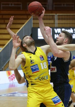 Ludwigsburg , Basketball easyCredit BBL Bundesliga , HAKRO Merlins Crailsheim vs MHP Riesen Ludwigsburg , from left Jonas Wohlfarth Bottermann Riesen Fabian Bleck Merlins