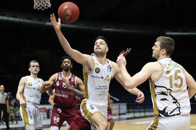 Benedikt Turudic Basketball Loewen Braunschweig , Martin Peterka Basketball Loewen Braunschweig