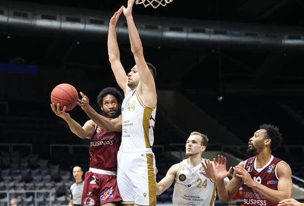 Terrell Harris Chemnitz99 , Benedikt Turudic Basketball Loewen Braunschweig