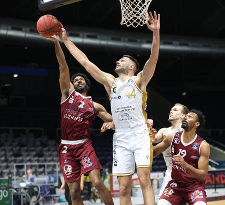 Terrell Harris Chemnitz99 , Benedikt Turudic Basketball Loewen Braunschweig