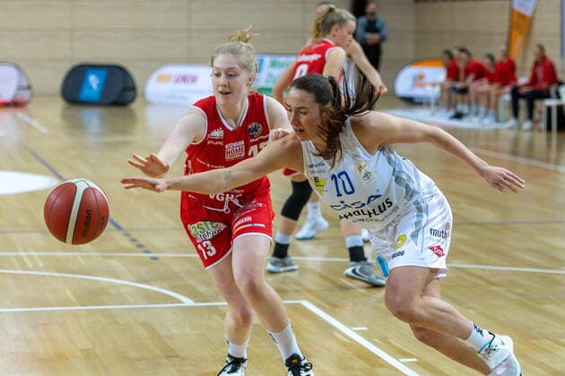 Barbora Kasparkowa (10, GISA Lions SV Halle) gegen Frieda Bühner (Osnabrück) GISA Lions SV Halle vs. GiroLive Panthers Osnabrück Basketball - 1. Bundesliga - ERDGAS Sportarena Halle (Saale) 14.03.2021 Foto: Holger John Sachsen-Anhalt Deutschland ERDGAS Sportarena Halle Saale *** Barbora Kasparkowa 10, GISA Lions SV Halle vs Frieda Bühner Osnabrück GISA Lions SV Halle vs GiroLive Panthers Osnabrück Basketball 1 Bundesliga ERDGAS Sportarena Halle Saale 14 03 2021 Photo Holger John Sachsen Anhalt Germany ERDGAS Sportarena Halle Saale