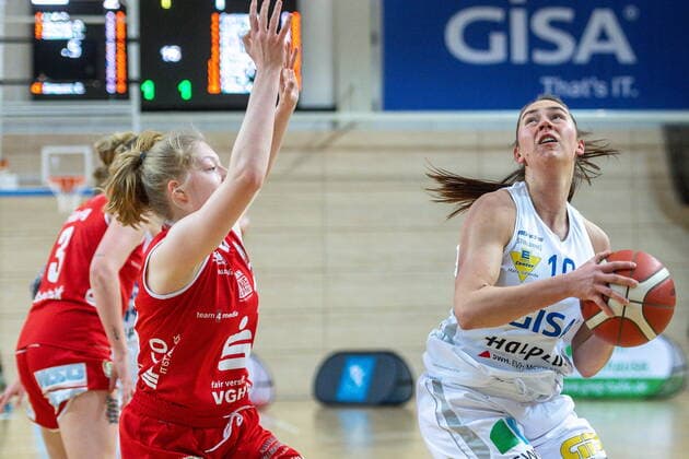 Barbora Kasparkowa 10, GISA Lions SV Halle under the basket GISA Lions SV Halle vs GiroLive Panthers Osnabrück Basketball 1 Bundesliga ERDGAS Sportarena Halle Saale 14 03 2021 Photo Holger John Sachsen Anhalt Germany ERDGAS Sportarena Halle Saale