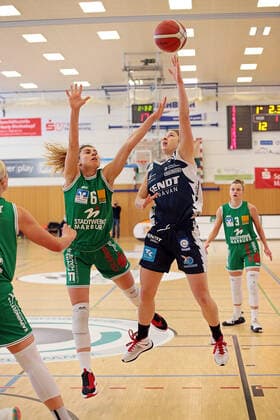 14 03 2021, xovx, Basketball Damen 1 Bundesliga, BC Pharmaserv Marburg XCYDE Angels Nördlingen v l Theresa Simon BC Pharmaserv Marburg , Laken James XCYDE Angels Nördlingen Marburg Sporthalle Georg Gaßmann Stadion Hessen Deutschland DE