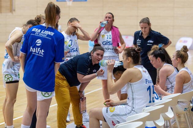 Auszeit der Lions. Sandra Rosanke (Head Coach, GISA Lions SV Halle) gibt Anweisungen GISA Lions SV Halle vs. GiroLive Panthers Osnabrück Basketball - 1. Bundesliga - ERDGAS Sportarena Halle (Saale) 14.03.2021 Foto: Holger John Sachsen-Anhalt Deutschland ERDGAS Sportarena Halle Saale