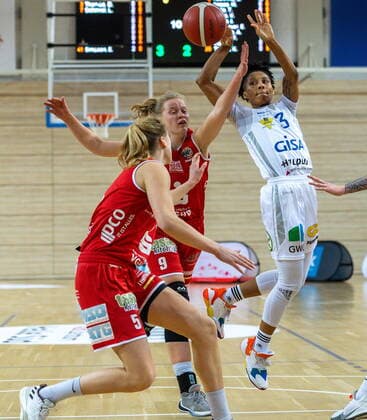 Deeshyra Thomas 03, GISA Lions SV Halle throwing against Melli Knopp Osnabrück and Tonia Dölle Osnabrück GISA Lions SV Halle vs GiroLive Panthers Osnabrück Basketball 1 Bundesliga ERDGAS Sportarena Halle Saale 14 03 2021 Photo Holger John Sachsen Anhalt Germany ERDGAS Sportarena Halle Saale