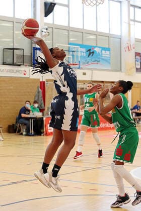14 03 2021, xovx, Basketball Damen 1 Bundesliga, BC Pharmaserv Marburg XCYDE Angels Nördlingen v l Respect Leaphart XCYDE Angels Nördlingen , Tonisha Baker BC Pharmaserv Marburg Marburg Sporthalle Georg Gaßmann Stadion Hessen Deutschland DE