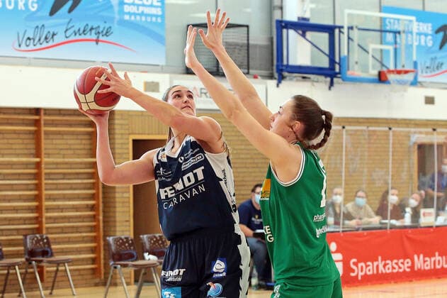 14 03 2021, xovx, Basketball Damen 1 Bundesliga, BC Pharmaserv Marburg XCYDE Angels Nördlingen v l Victoria Rose Waldner XCYDE Angels Nördlingen , Johanna Klug BC Pharmaserv Marburg Marburg Sporthalle Georg Gaßmann Stadion Hessen Deutschland DE