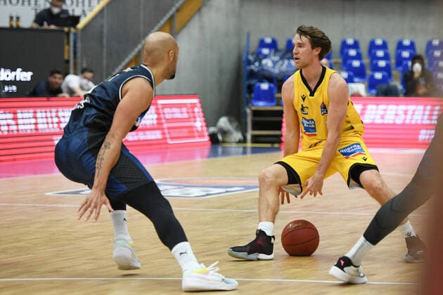 Jordan Hulls MHP Riesen Ludwigsburg in a duel with Maurice Stuckey HAKRO Merlins Crailsheim , GER, HAKRO Merlins Crailsheim vs MHP Riesen Ludwigsburg, 14 03 2021, 23 Spieltag easycredit Basketball Bundesliga, Spielzeit 2020 2021 GER, HAKRO Merlins Crailsheim vs MHP Riesen Ludwigsburg, 14 03 2021, 23 Spieltag easycredit Basketball Bundesliga, Spielzeit 2020 2021 Crailsheim Copyright: xEibnerxPressefoto MichaelxMemmlerx EP_MMR