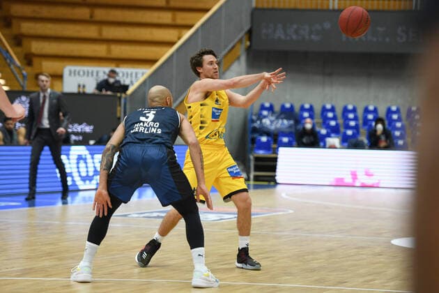Jordan Hulls MHP Riesen Ludwigsburg in a duel with Maurice Stuckey HAKRO Merlins Crailsheim , GER, HAKRO Merlins Crailsheim vs MHP Riesen Ludwigsburg, 14 03 2021, 23 Spieltag easycredit Basketball Bundesliga, Spielzeit 2020 2021 GER, HAKRO Merlins Crailsheim vs MHP Riesen Ludwigsburg, 14 03 2021, 23 Spieltag easycredit Basketball Bundesliga, Spielzeit 2020 2021 Crailsheim Copyright: xEibnerxPressefoto MichaelxMemmlerx EP_MMR